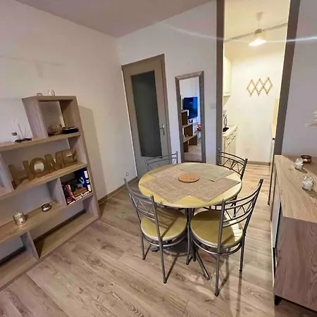 A 100 M De La Avec Parking Διαμέρισμα *