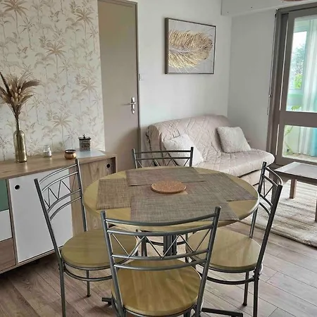 A 100 M De La Avec Parking Διαμέρισμα